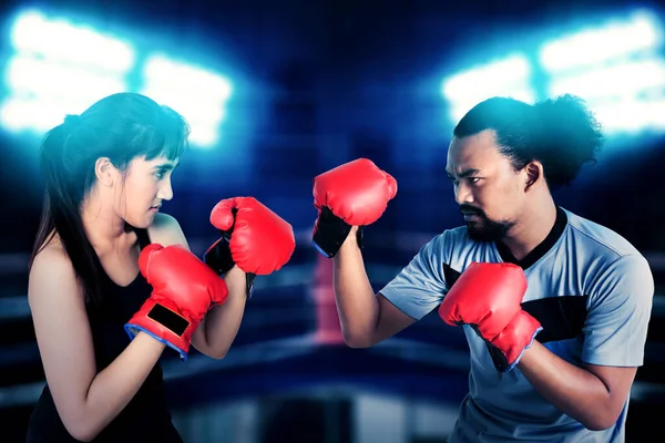 Jeune Homme Avec Son Ami Porter Des Gants Boxe Tout — Photo