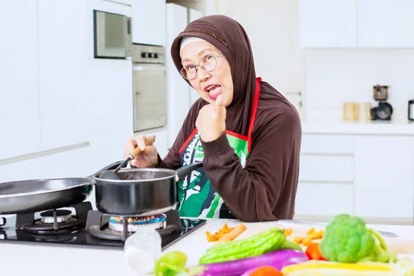 Perempuan Tua Muslim Memasak Sup Sehat Sambil Memamerkan Jempol Dapur — Stok Foto