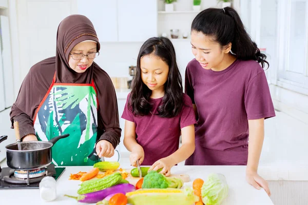 Anciana Enseñando Hija Nieta Cortar Verduras Correctamente Cocina —  Fotos de Stock