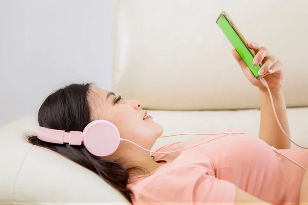 Крупным Планом Красивая Молодая Женщина Лежит Диване Слушая Музыку Мобильном — стоковое фото