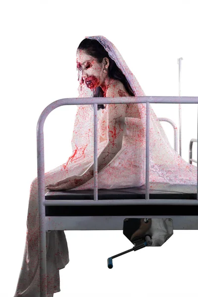 Concepto Horror Halloween Novia Espeluznante Con Cara Herida Sentada Cama — Foto de Stock