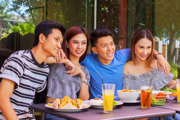 Grupo Jóvenes Tomando Fotos Selfies Juntos Mientras Están Sentados Cafetería —  Fotos de Stock