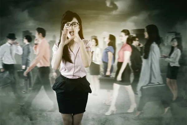 Young Businessman Screaming Her Hands While Making Announcement Crowded Business — Stock Photo, Image