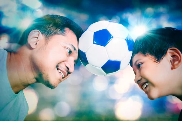 Närbild Glad Liten Pojke Med Sin Far Spelar Fotboll Tillsammans — Stockfoto