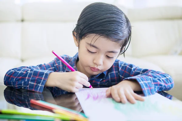 Asiatique Petit Garçon Avoir Plaisir Dessiner Avec Des Crayons Couleur — Photo