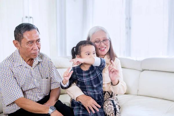 Kleines Mädchen Vor Dem Fernseher Mit Ihren Großeltern Während Sie — Stockfoto