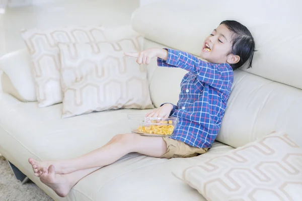 Lindo Niño Riendo Durante Ver Televisión Sala Estar Mientras Disfruta — Foto de Stock