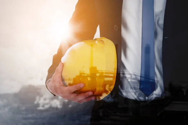 Doble Exposición Mano Ingeniero Masculino Sosteniendo Casco Pie Con Fondo — Foto de Stock