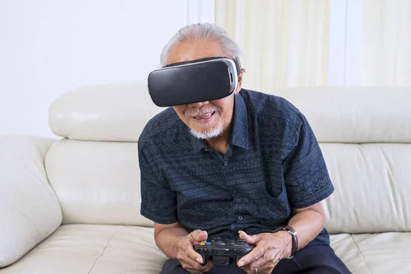 Anciano Disfrutando Del Tiempo Libre Jugando Videojuego Con Gafas Realidad —  Fotos de Stock