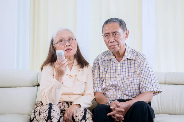 Happy Old Couple Sitting Together Couch While Watching Television Living — Stock Photo, Image