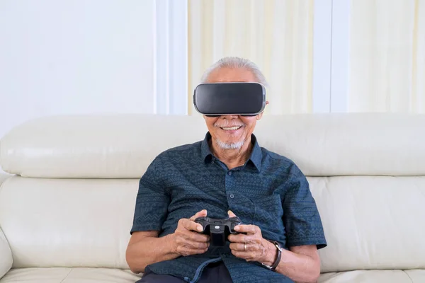 Feliz Anciano Sentado Sofá Mientras Juega Videojuego Con Gafas Realidad —  Fotos de Stock