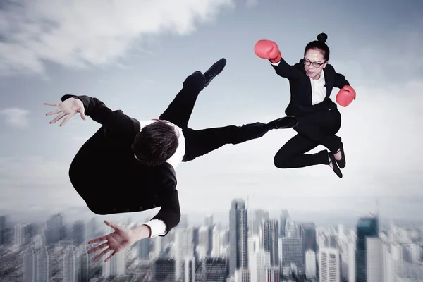 Managerin Trägt Boxhandschuhe Während Sie Ihre Rivalen Schlägt Und Über — Stockfoto