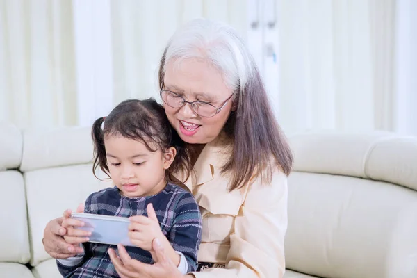 Vieille Femme Avec Son Petit Enfant Utilisant Téléphone Portable Dans — Photo