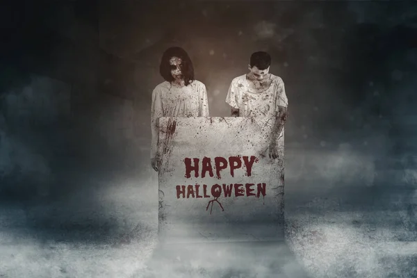 Dois Fantasmas Assustadores Mostrando Uma Pedra Com Texto Halloween Feliz — Fotografia de Stock