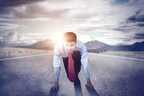 Young Businessman Ready Compete While Kneeling Road Mountain Sunrise Background — Stock Photo, Image