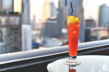 Çatıdaki bar şehir manzaralı, romantik tanışma yıldönümü, güzel teras bar Bangkok karşı tablo kokteyl bardağı.