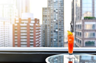 Çatıdaki bar şehir manzaralı, romantik tanışma yıldönümü, güzel teras bar Bangkok karşı tablo kokteyl bardağı.