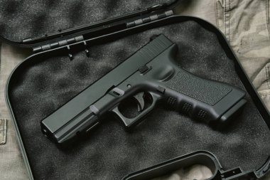 Tabanca 9mm, silah silah serisi, kamuflaj arka plan Polis tabanca yakın çekim.