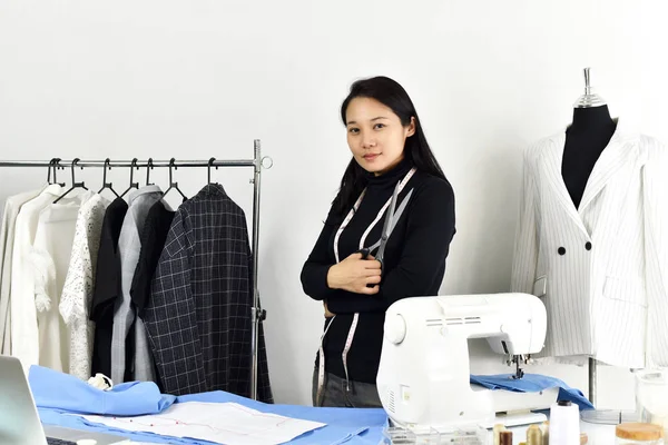 Designer Moda Asiática Trabalhando Seu Estúdio Showroom Feminino Loja Roupas — Fotografia de Stock