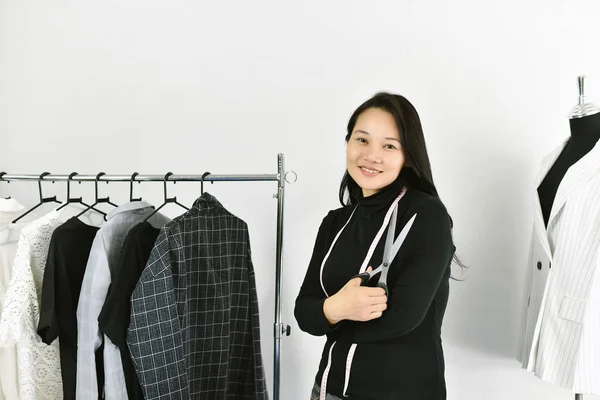 Designer Moda Asiática Trabalhando Seu Estúdio Showroom Feminino Loja Roupas — Fotografia de Stock