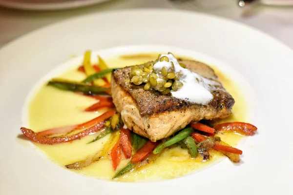 Sağlıklı yemek menüsü, ızgara levrek balık haşlanmış sebze ile.