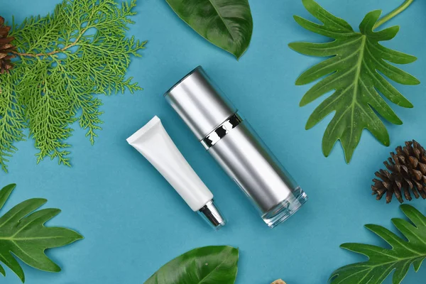 Yeşil Bitkisel Kozmetik şişe kaplarda bırakır arka plan, marka mock-up, doğal organik Cilt Bakımı Güzellik ürün kavramı için boş etiket.