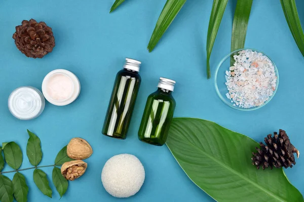 Yeşil Bitkisel Kozmetik şişe kaplarda bırakır arka plan, marka mock-up, doğal organik Cilt Bakımı Güzellik ürün kavramı için boş etiket.