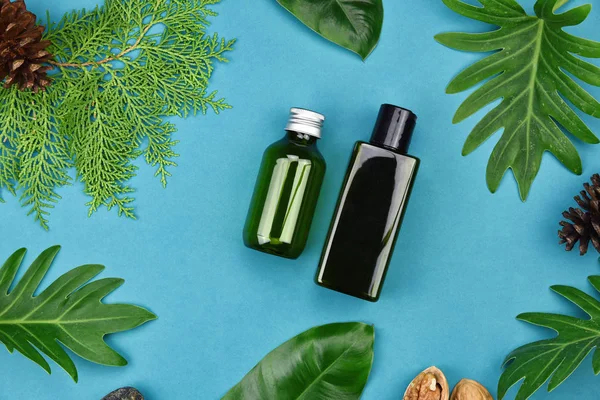 Yeşil Bitkisel Kozmetik şişe kaplarda bırakır arka plan, marka mock-up, doğal organik Cilt Bakımı Güzellik ürün kavramı için boş etiket.