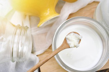 Kefir süt, yakın kadar kefir taneleri, tutan el sağlıklı gıda, probiyotik fermente beslenme içecek iyi bir denge sindirim sistemi için.