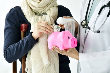 Tıp ve sağlık sigortası kavramı, kumbara ve para para tasarrufu giderleri tıbbi bakım ve yaralanma için hastane arka planda tutan doktor.