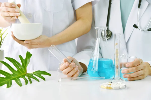 Medicina Moderna Tradicional Medicina Alternativa Base Hierbas Orgánicas Medicina Química — Foto de Stock