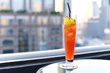 Çatıdaki bar şehir manzaralı, romantik tanışma yıldönümü, güzel teras bar Bangkok karşı tablo kokteyl bardağı.
