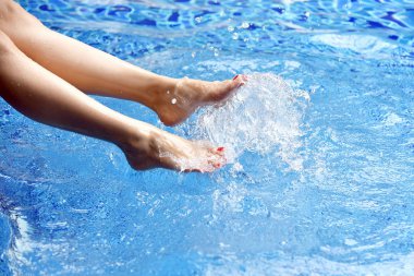 Yüzme Havuzu, su içinde kadın bacakları güzel kızı rahatlatıcı keyfini yaz parti tatil.