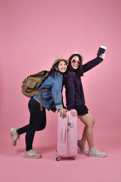 Jonge Aziatische Reiziger Met Roze Koffer Genieten Van Vakantie Vriendinnen — Stockfoto