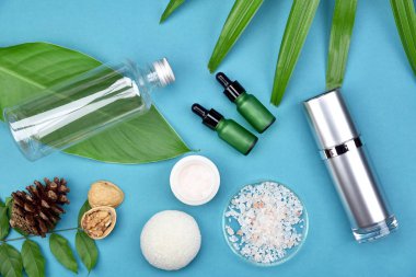 Kozmetik Cilt bakım şişe kapları ile yeşil bitki yaprakları, marka mock-up, doğal organik güzellik ürün kavramı için boş etiket paketi.