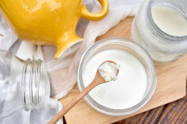 Kefir süt, yakın kadar kefir taneleri, tutan el sağlıklı gıda, probiyotik fermente beslenme içecek iyi bir denge sindirim sistemi için.