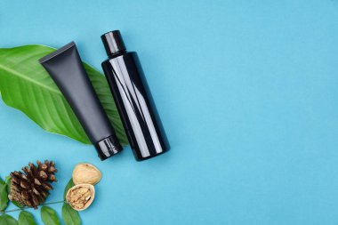 Yeşil Bitkisel Kozmetik şişe kaplarda bırakır arka plan, marka mock-up, doğal organik Cilt Bakımı Güzellik ürün kavramı için boş etiket.