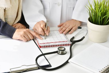 Hastane ve sağlık kavramı, doktor ve hasta randevu planı, bir takvim noktada hekim izleme için.