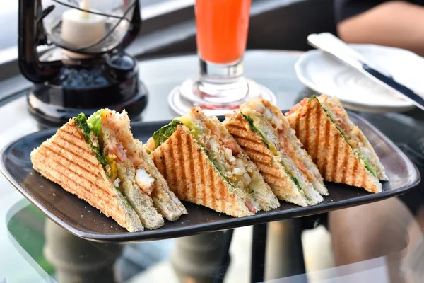 새우와 식사와 접시에 샌드위치 — 스톡 사진
