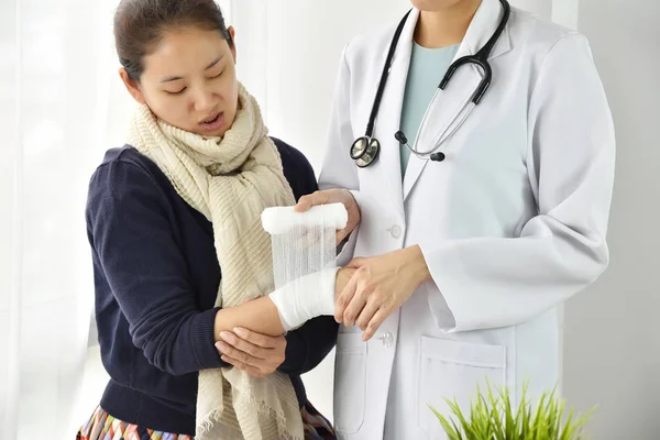 Krankenkasse Unfallschaden Arzt Wickelt Verletzten Handgelenksarm Mit Gipsverband Ein Patientin — Stockfoto