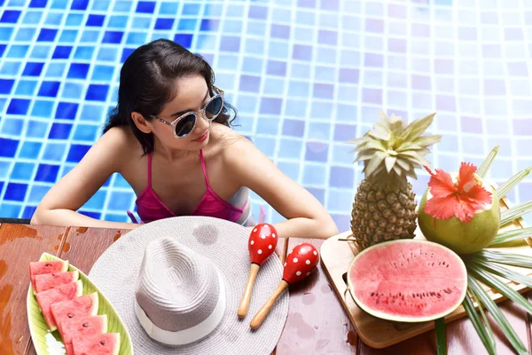 Livsstil Sommarsemester Flicka Avkopplande Blå Poolen Tropiska Hälsosam Frukt Diet — Stockfoto