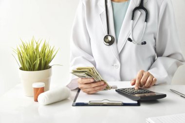 Sağlık ücreti, Sağlık sigortası, Doktor dolar banknotlar tutan ve muayene ücretleri hesaplamak, Sağlık hizmetleri için para tasarrufu.