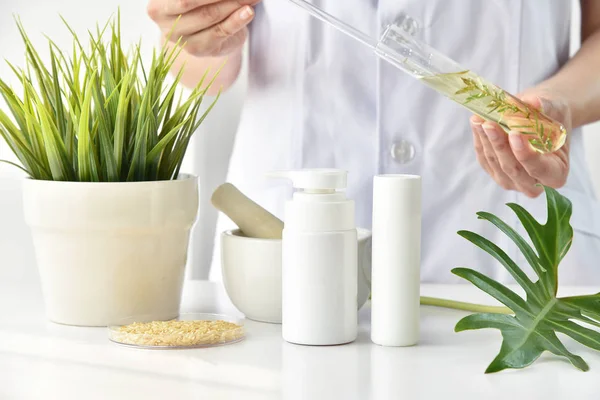 Doğal bitki çıkarma cilt bakımı, Dermatolog veya bilim adamı organik güzellik ürünü için araştırma, yeşil bitkisel yaprakları ile Kozmetik şişe kapları, marka için boş etiket mock-up.