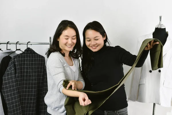 Loja de roupas, designer de moda asiática trabalhando em seu estúdio showroom, Dressmaker combinando a melhor cor para o cliente, Business start up e conceito de proprietário de pequenas empresas . — Fotografia de Stock