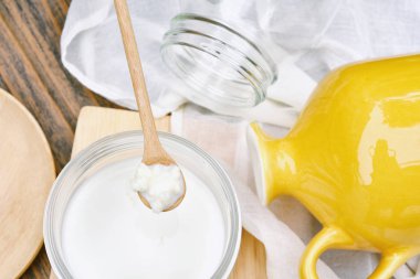 Ahşap kaşık kefir taneleri, Sağlıklı fermente gıda, iyi denge sindirim sistemi için Probiyotik beslenme içecek.