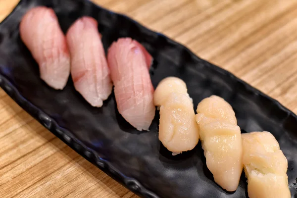 일본 전통 음식, 신선한 해산물, 오 토로 참치, 뜨거운 가리비, 건강 한 원시 다이어트 식품으로 맛 있는 초밥 초밥 톱. — 스톡 사진
