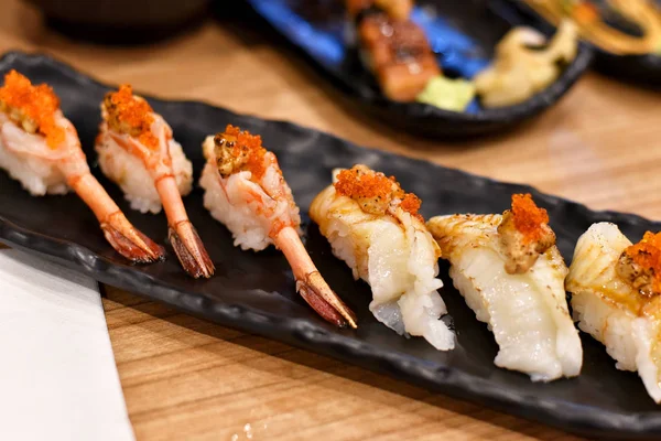 Comida tradicional japonesa, Delicious nigiri sushi top with fresh seafood, ebi shrimp, engawa fish, Healthy raw diet food . — Foto de Stock