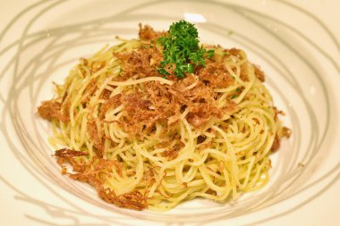 Makarna ev yapımı, Baharatlı mısır sığır eti ile Spagetti aglio e olio, biber, zeytinyağı ve sarımsak, İtalyan füzyon gıda.