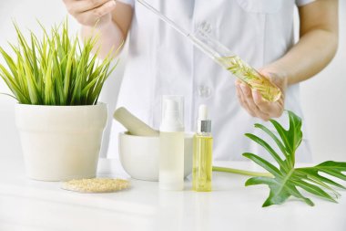 Organik Doğal kozmetik ve cilt bakımı geliştirme laboratuvar ayıklamak Kozmetik şişe kapsayıcısında, özü cam tüp, doğal güzellik ürün kavramı bırakarak bilim adamı.