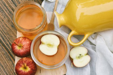 Kombucha çay ve kırmızı kalp, scoby ve fermente elma meyve içeceği, probiyotikler gıda kaynağı iyi sindirim sistemi geliştirmek için, sağlıklı superfood.